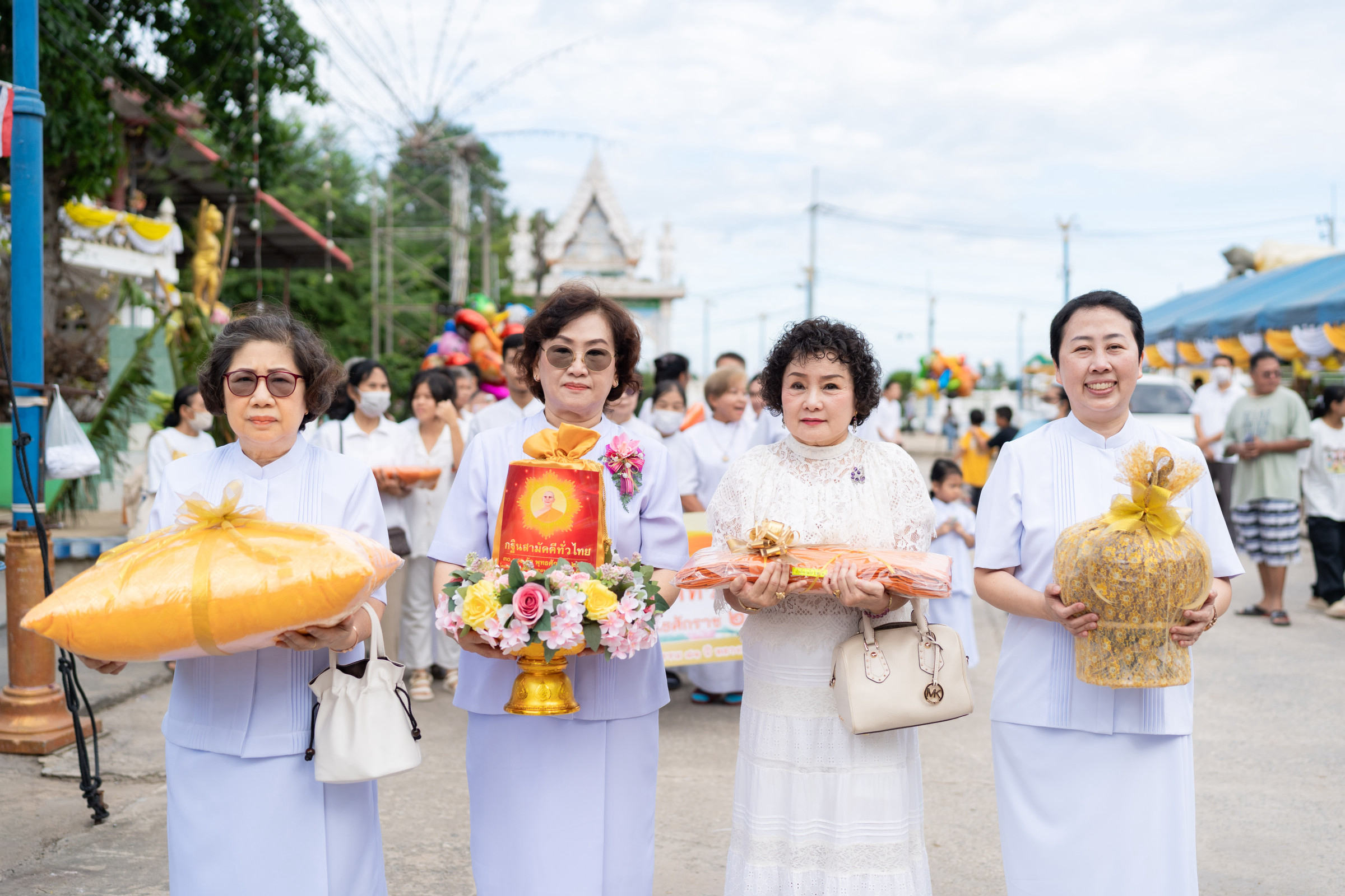 ภาพหมู่ถือพานถวายปัจจัยวัดใหม่สุคนธาราม