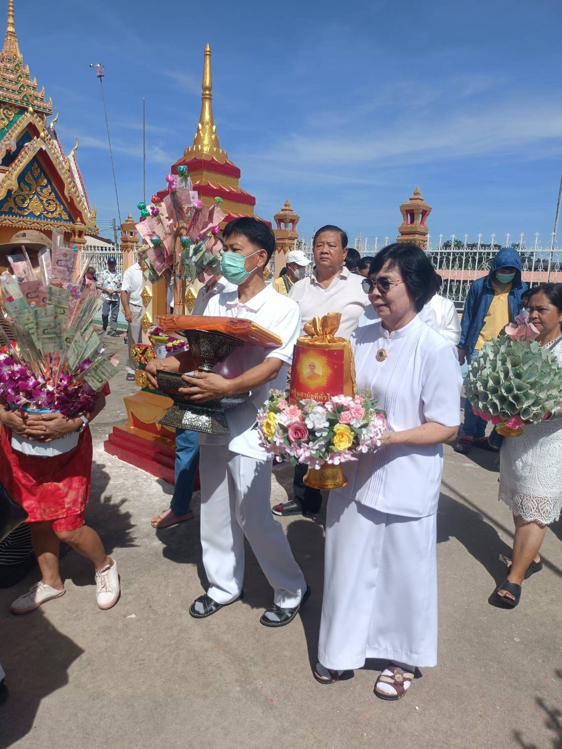 ภาพหมู่ถือพานถวายปัจจัยวัดลานตากฟ้า