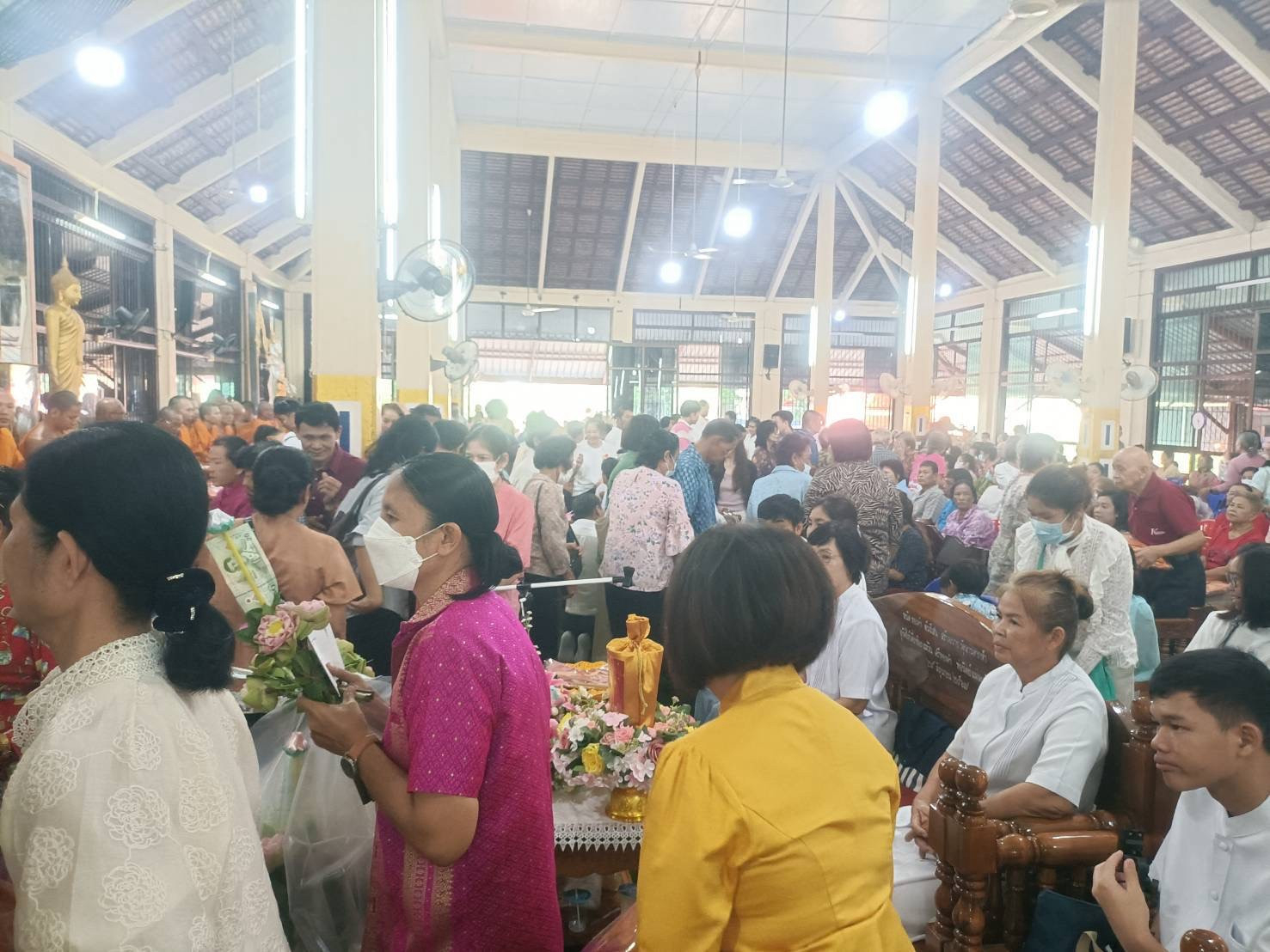 ภาพร่วมพิธีกรรมวัดลานตากฟ้า