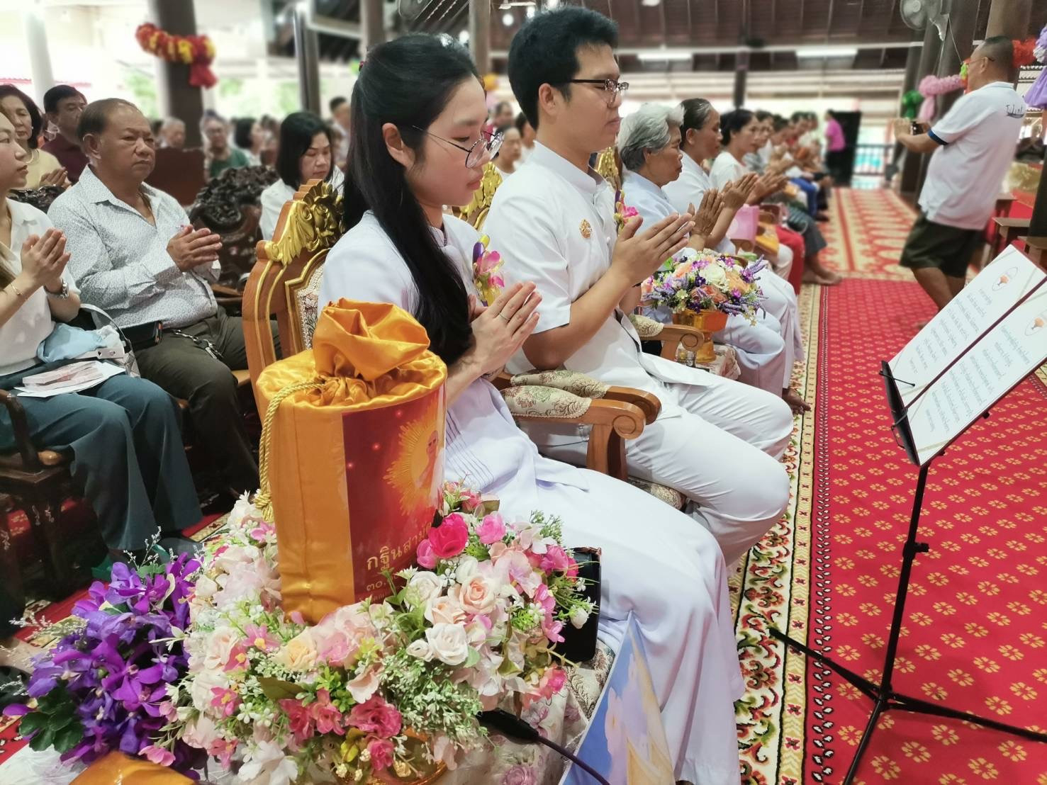 ภาพหมู่ถือพานถวายปัจจัยวัดสรรเพชญ