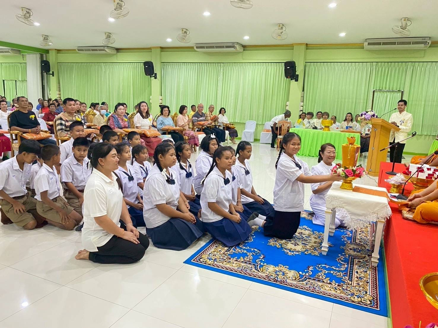 ภาพหมู่ถือพานถวายปัจจัยวัดใหม่ห้วยลึก