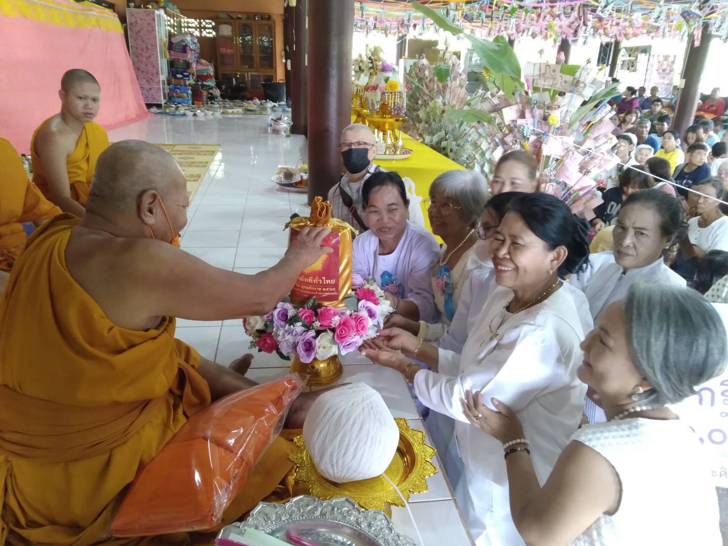 ภาพการถวายปัจจัยวัดพุเตย