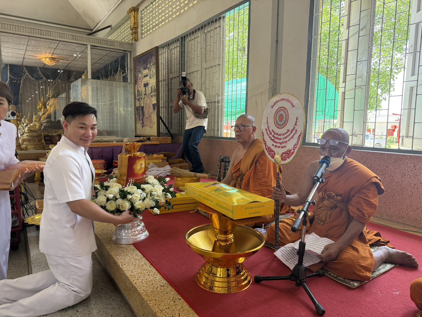 ภาพการถวายปัจจัยวัดศรีโลหะราษฎร์บำรุง