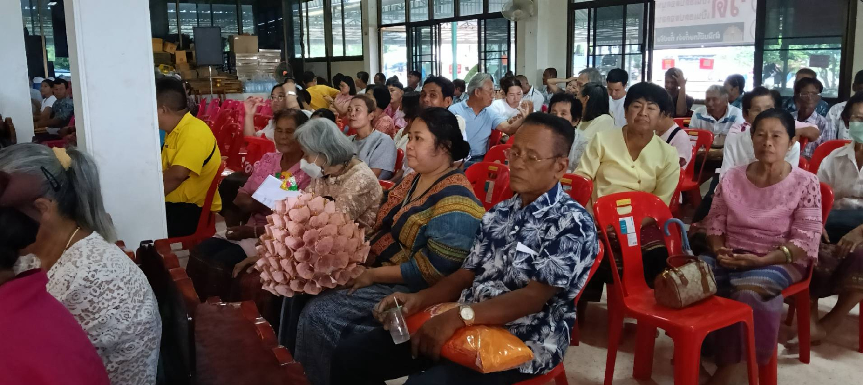 ภาพร่วมพิธีกรรมวัดสระกลอย