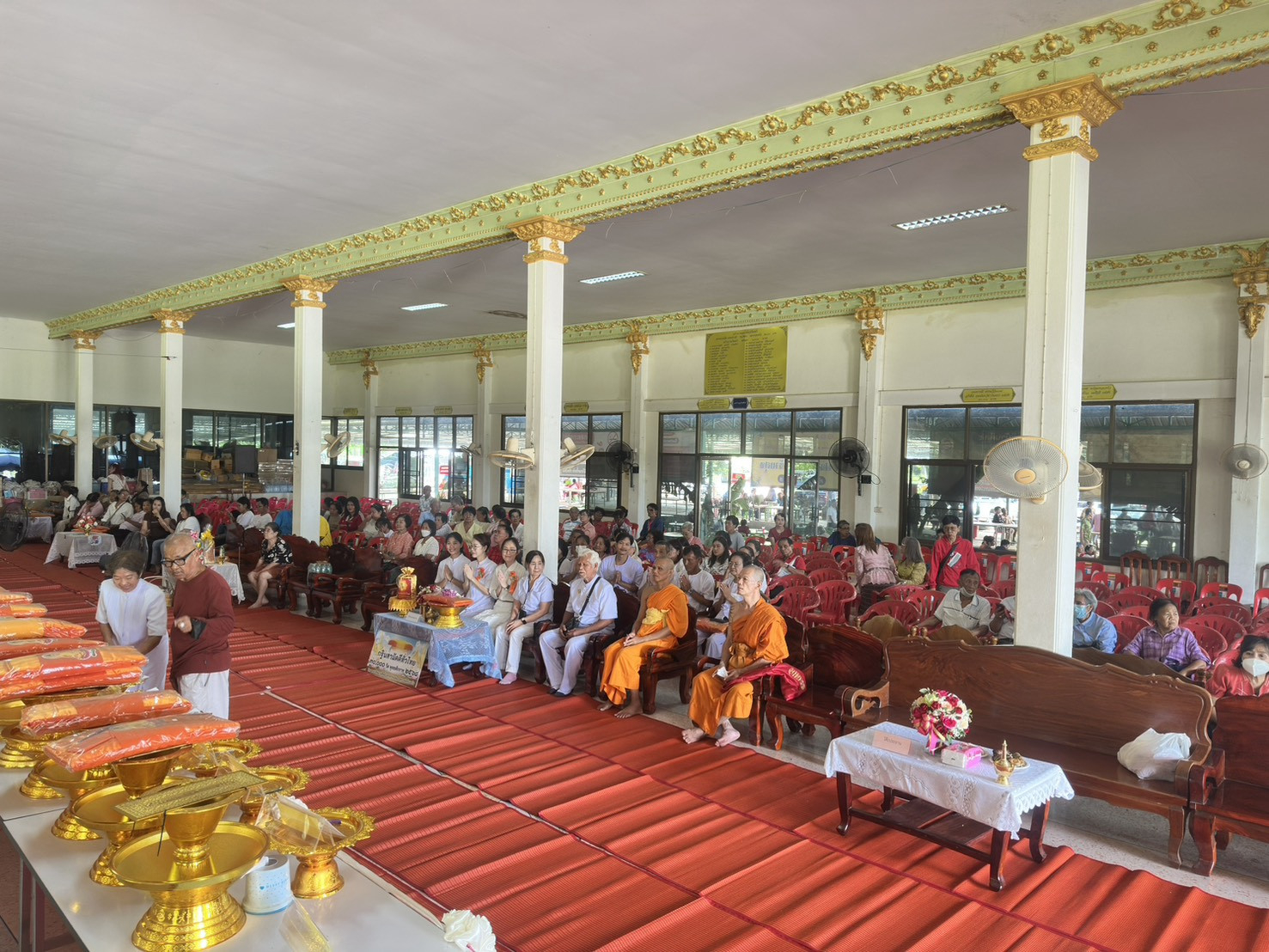 ภาพร่วมพิธีกรรมวัดสระกลอย