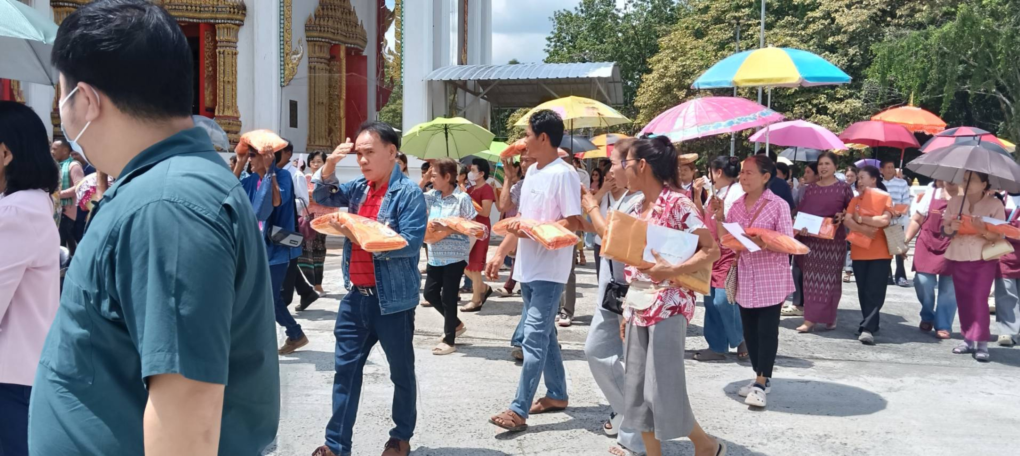 ภาพร่วมพิธีกรรมวัดสระกลอย