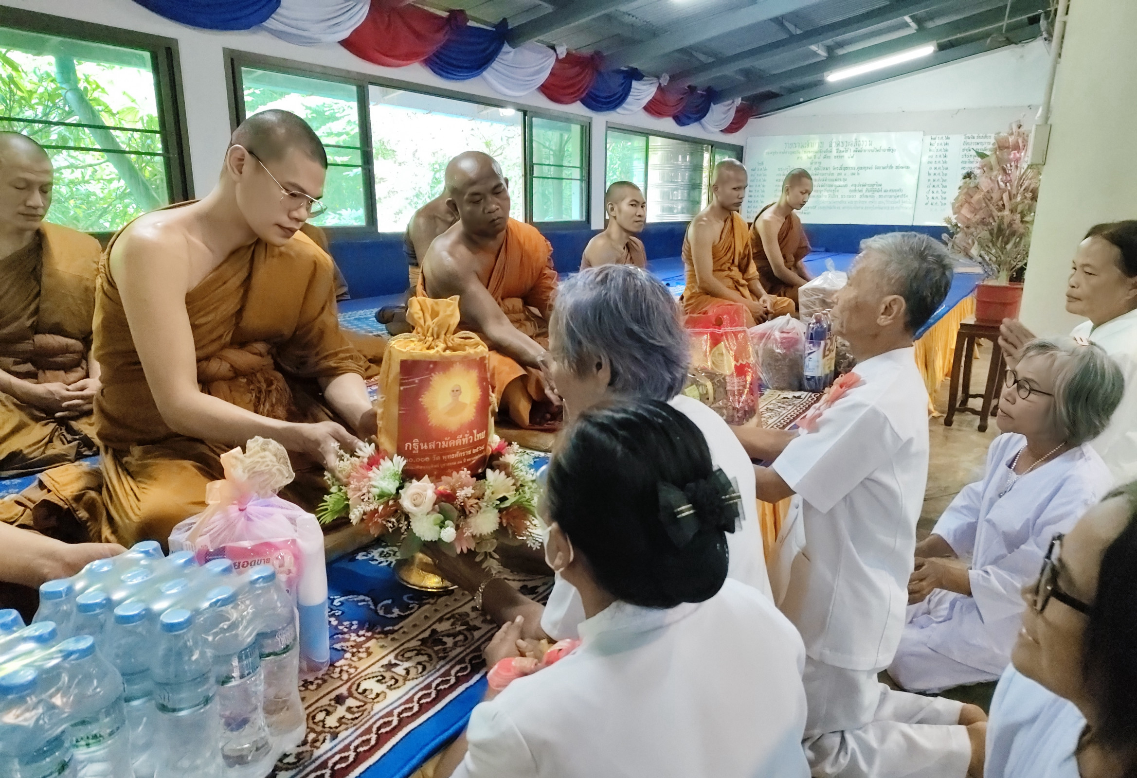 ภาพการถวายปัจจัยวัดถ้ำผาพิรุณ