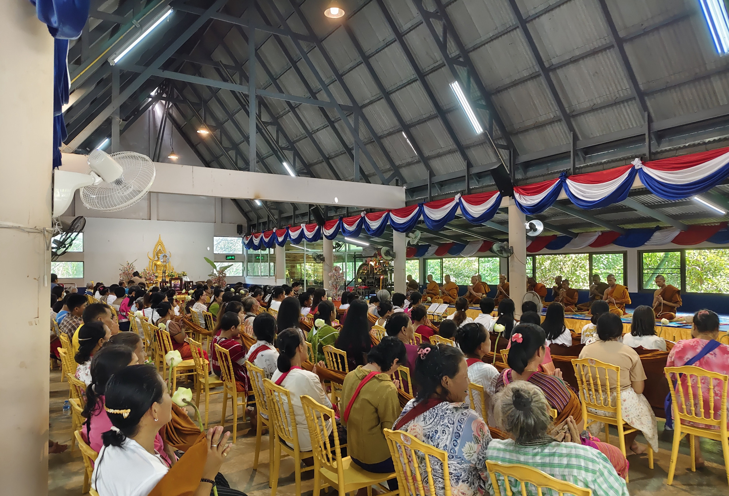 ภาพร่วมพิธีกรรมวัดถ้ำผาพิรุณ