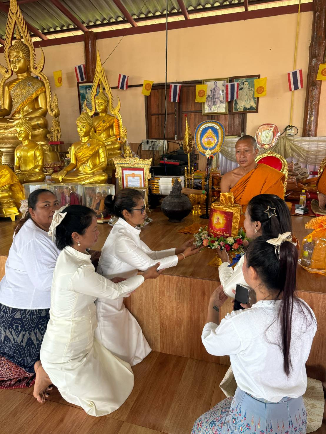 ภาพการถวายปัจจัยวัดพุตาเฮียงสามัคคีธรรม
