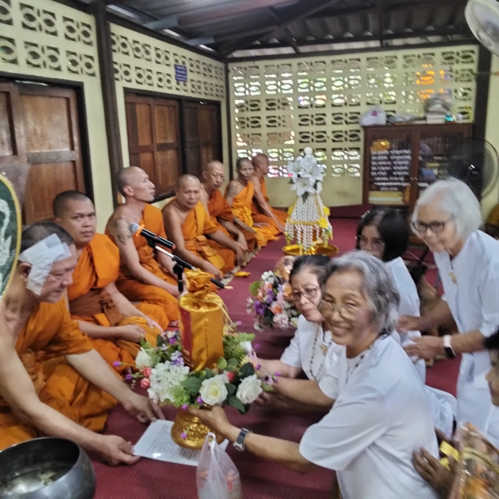 ภาพหมู่ถือพานถวายปัจจัยสำนักสงฆ์วังกุลา