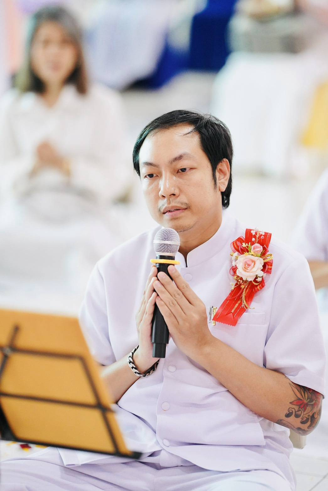 ภาพหมู่ถือพานถวายปัจจัยศูนย์ปฏิบัติธรรมกาญจนบุรี