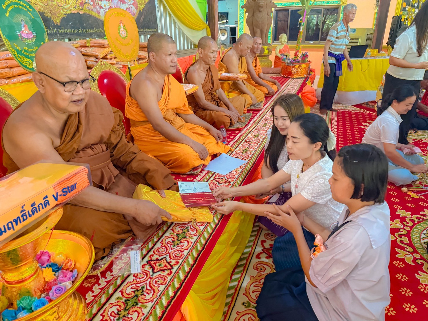 ภาพการถวายปัจจัยวัดเขาแหลม