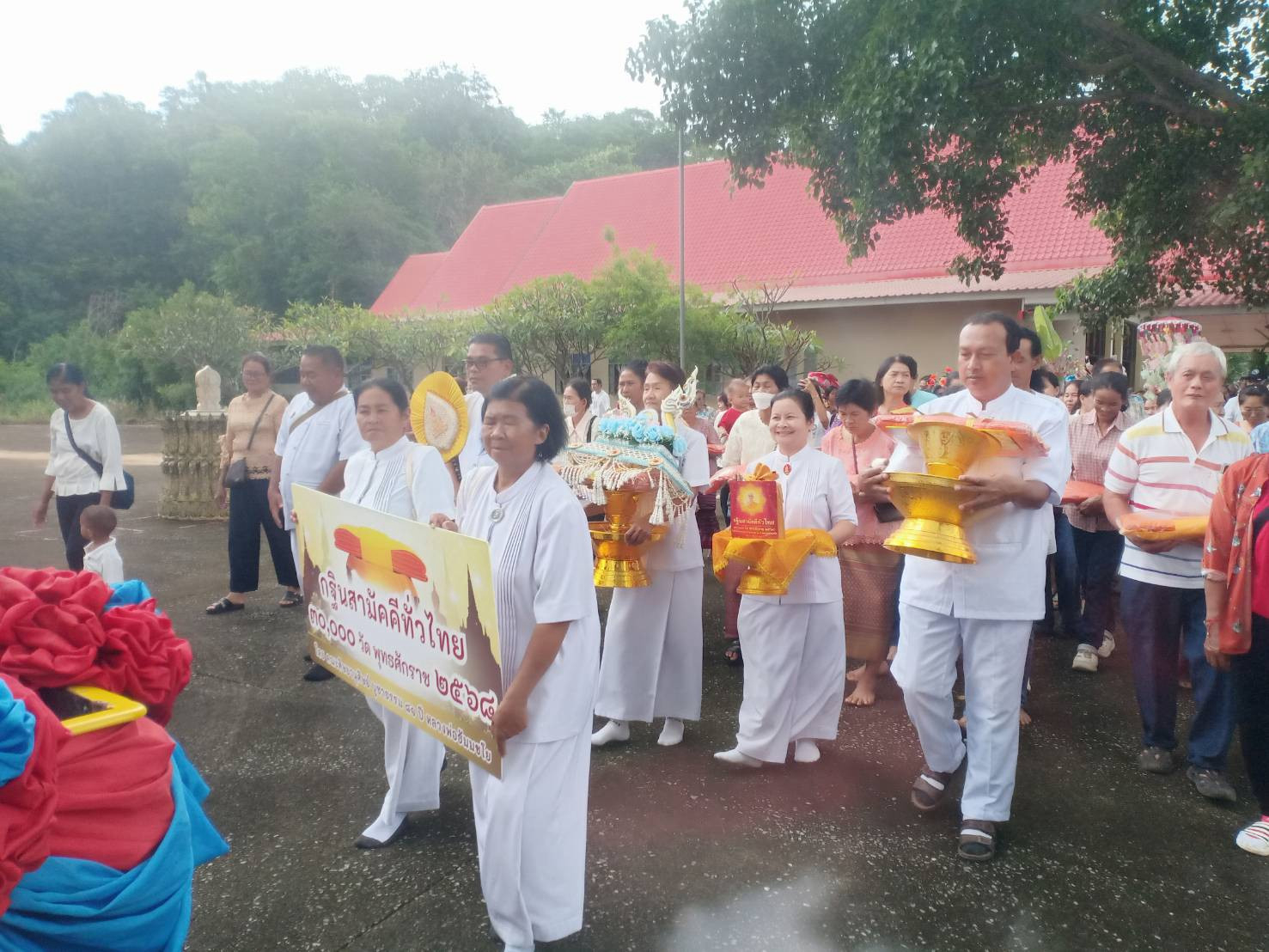 ภาพร่วมขบวนกฐินวัดโป่งรี