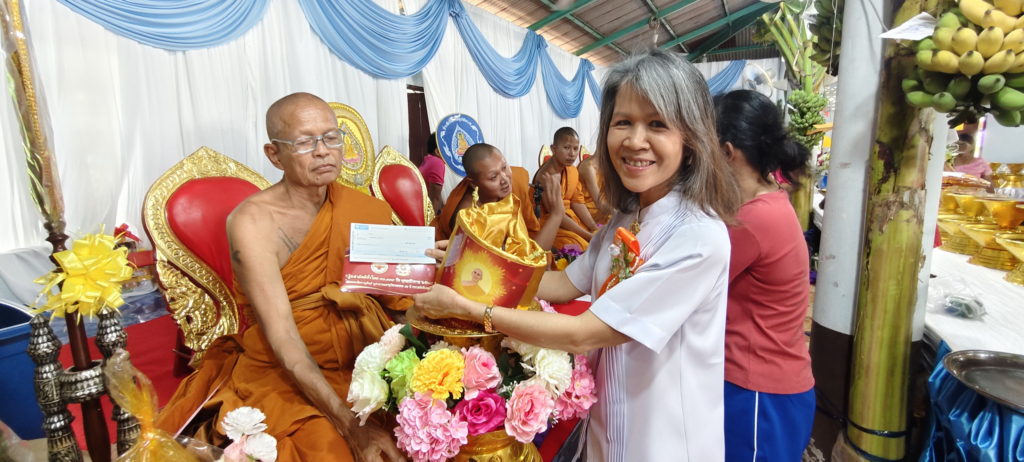 ภาพการถวายปัจจัยวัดทุ่งสกุลทอง