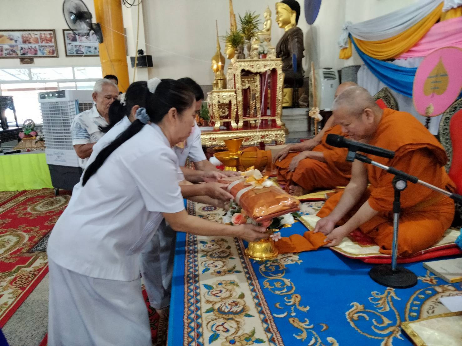 ภาพการถวายปัจจัยวัดวังหิน