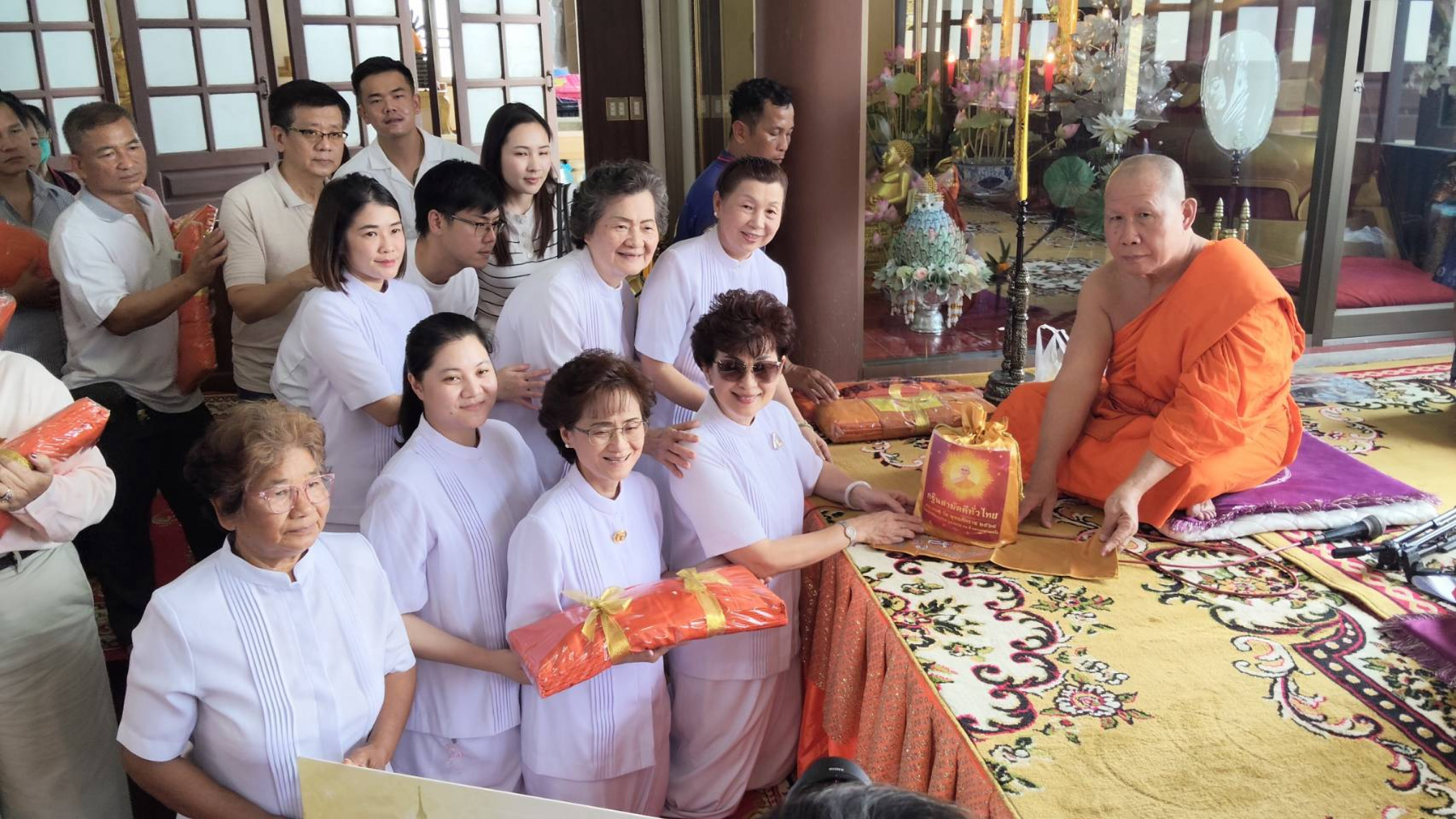 ภาพการถวายปัจจัยวัดท่าเรือ