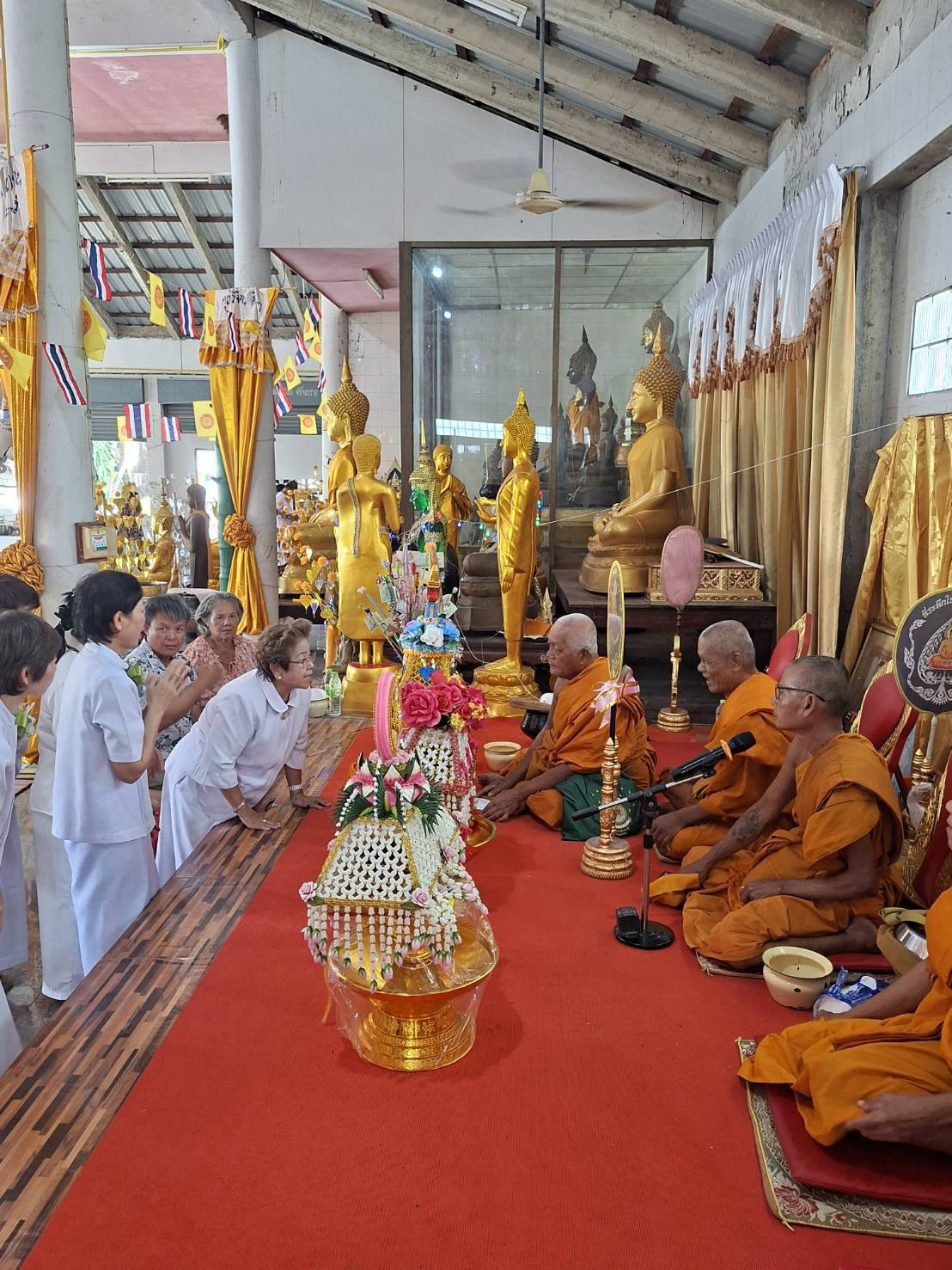 ภาพการถวายปัจจัยวัดเขาพ่อปู่ราษฎร์บำรุง