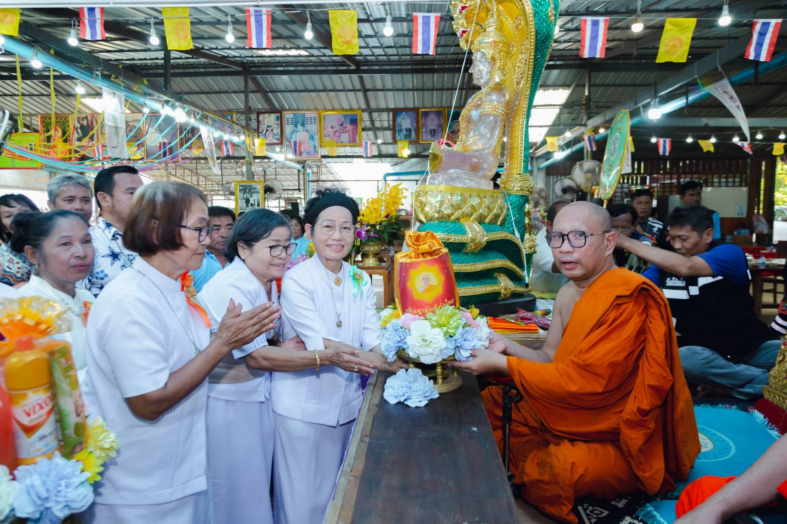 ภาพการถวายปัจจัยวัดโป่งโก