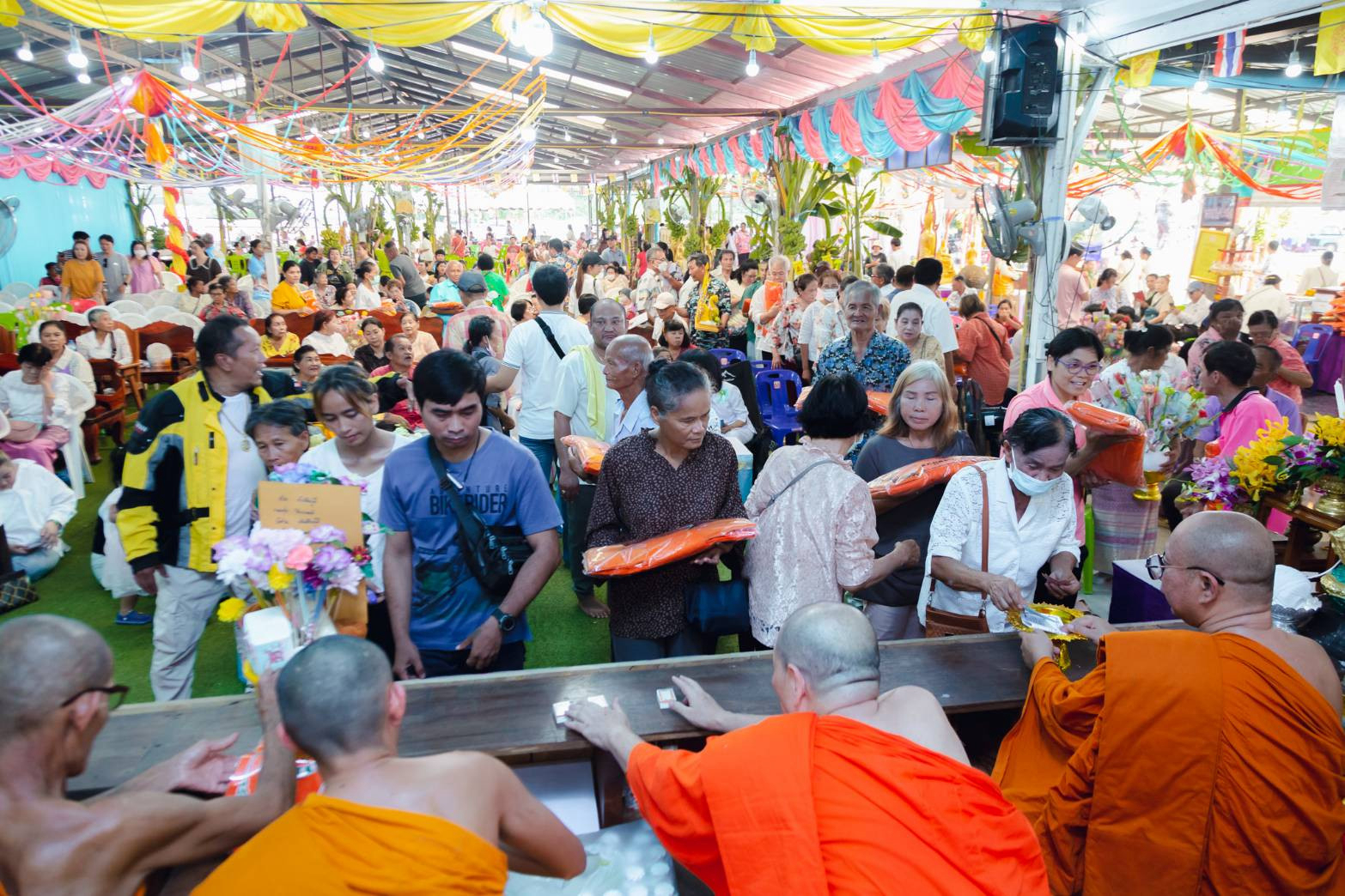 ภาพร่วมพิธีกรรมวัดโป่งโก