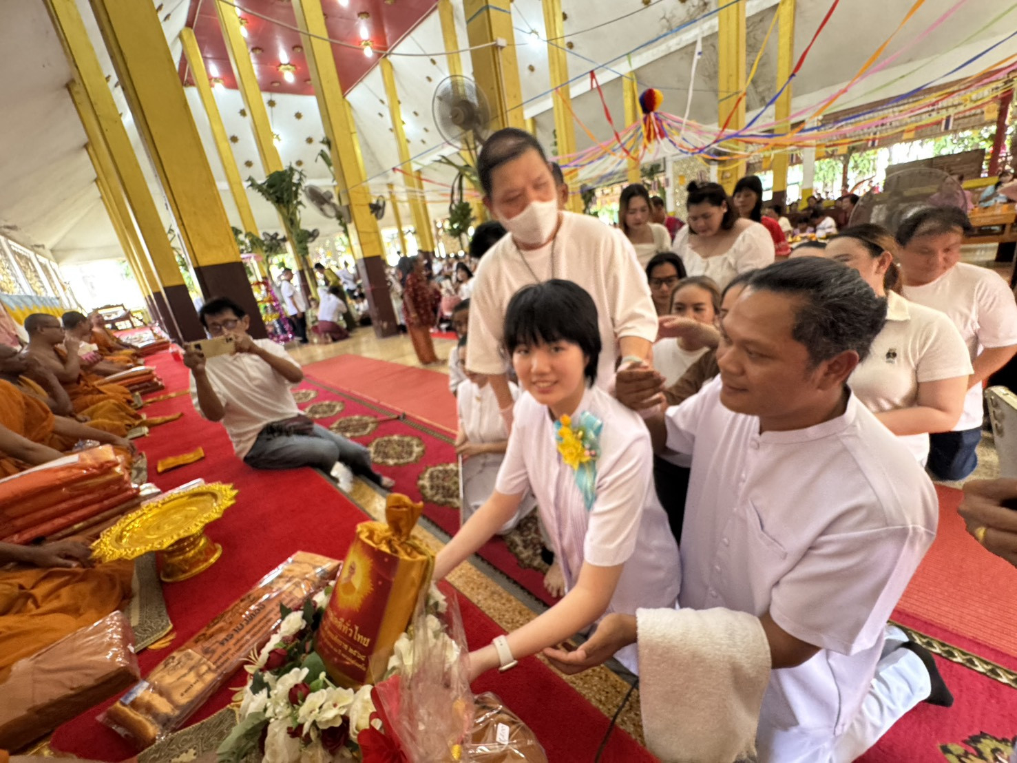 ภาพการถวายปัจจัยวัดท่าตะคร้อ