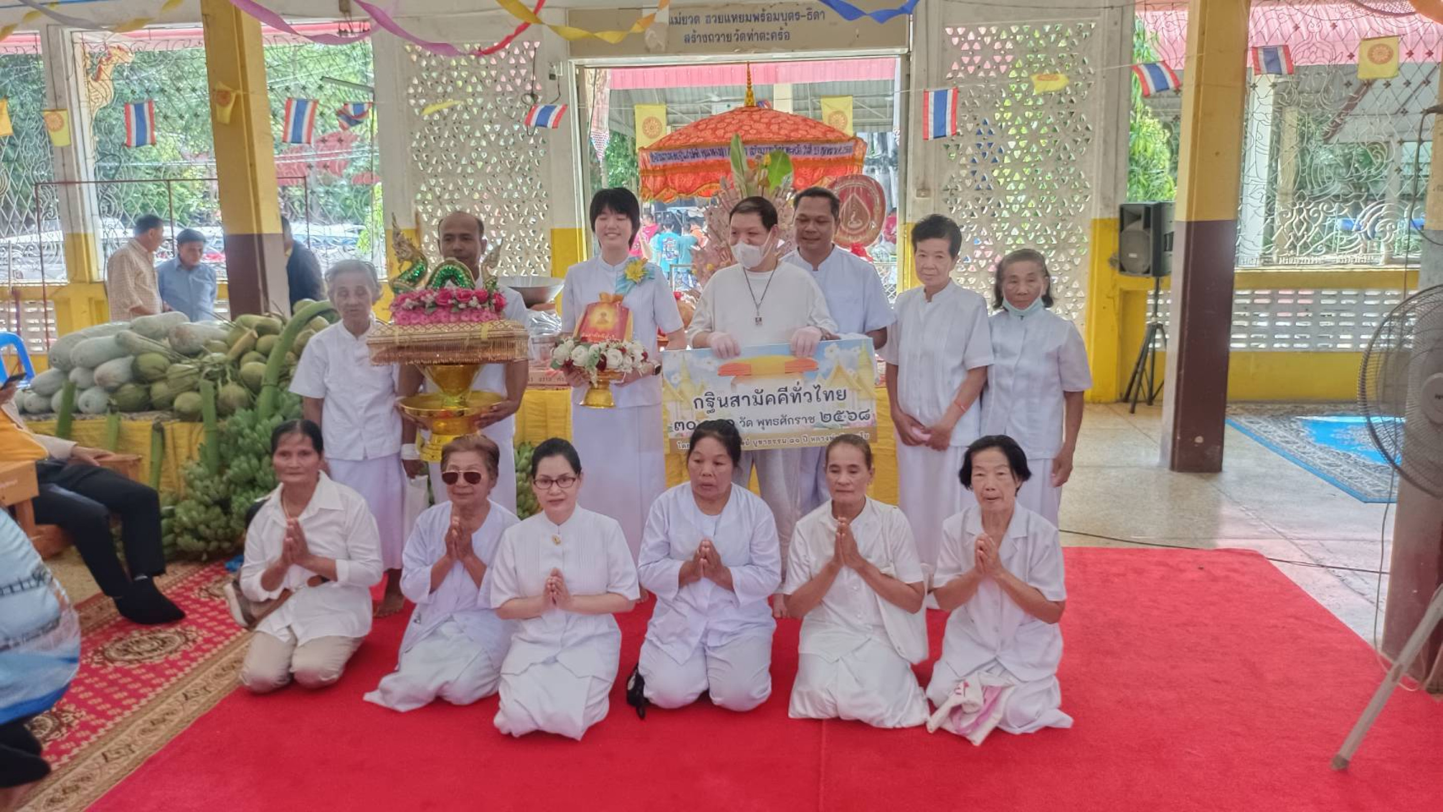 ภาพหมู่ถือพานถวายปัจจัยวัดท่าตะคร้อ