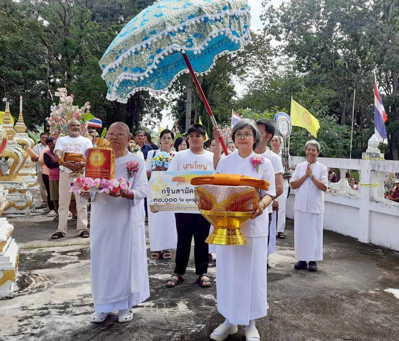 ภาพร่วมขบวนกฐินวัดหนองน้ำขุ่น