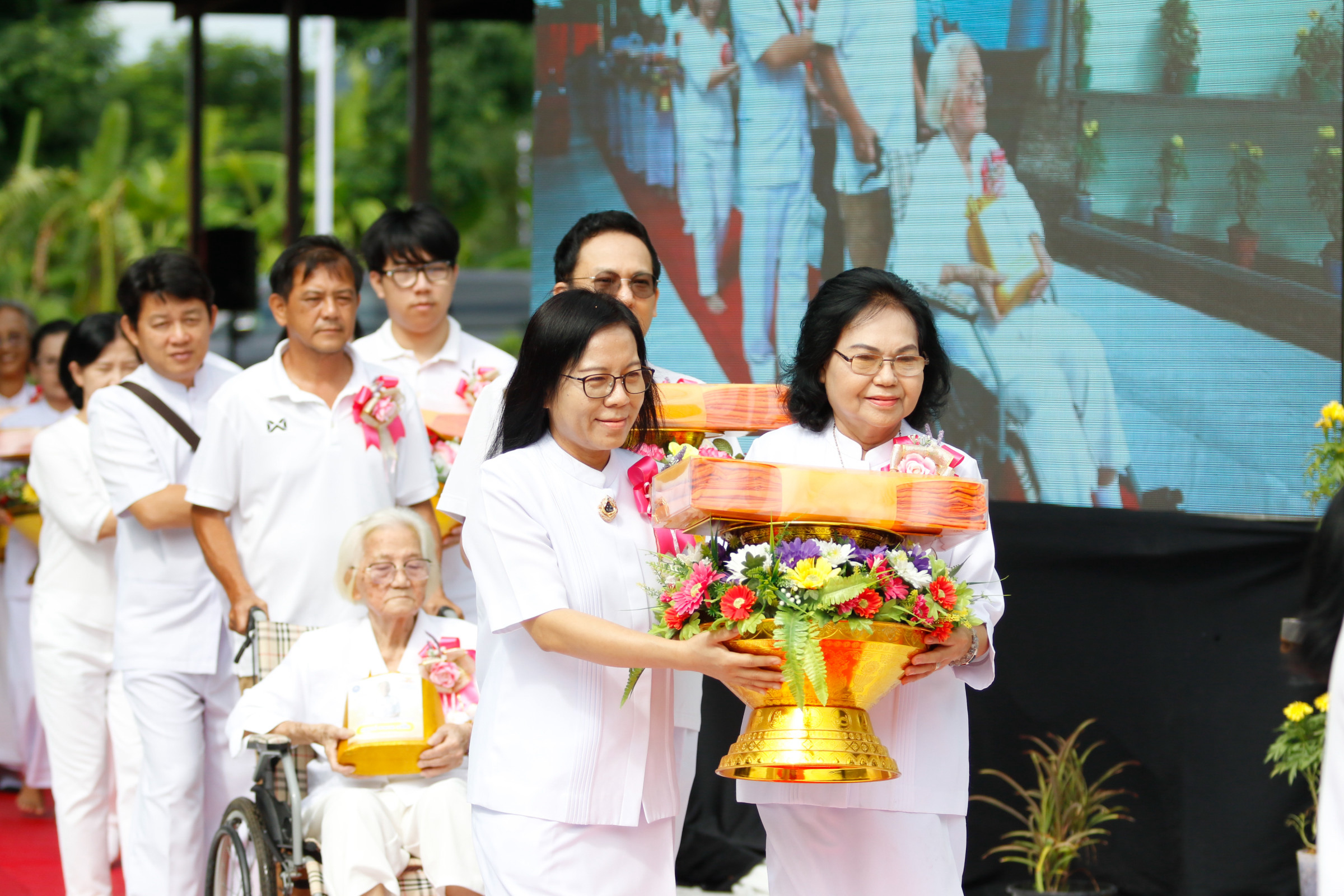 ภาพร่วมพิธีกรรมศูนย์ปฏิบัติธรรมท่าม่วง
