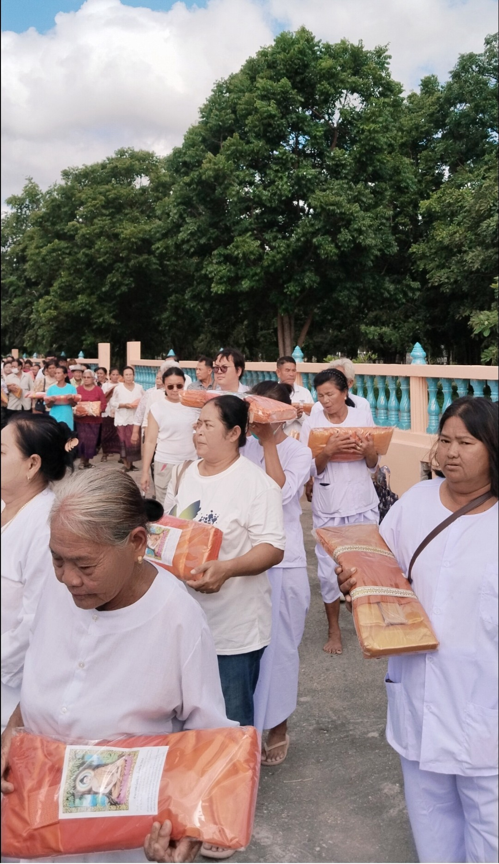 ภาพหมู่ถือพานถวายปัจจัยวัดสระกระเบื้อง