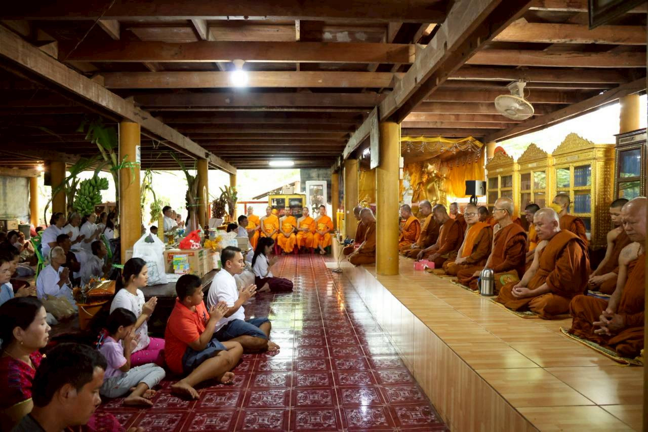 ภาพร่วมพิธีกรรมที่พักสงฆ์พุทธอุทยานปากลำขาแข้ง