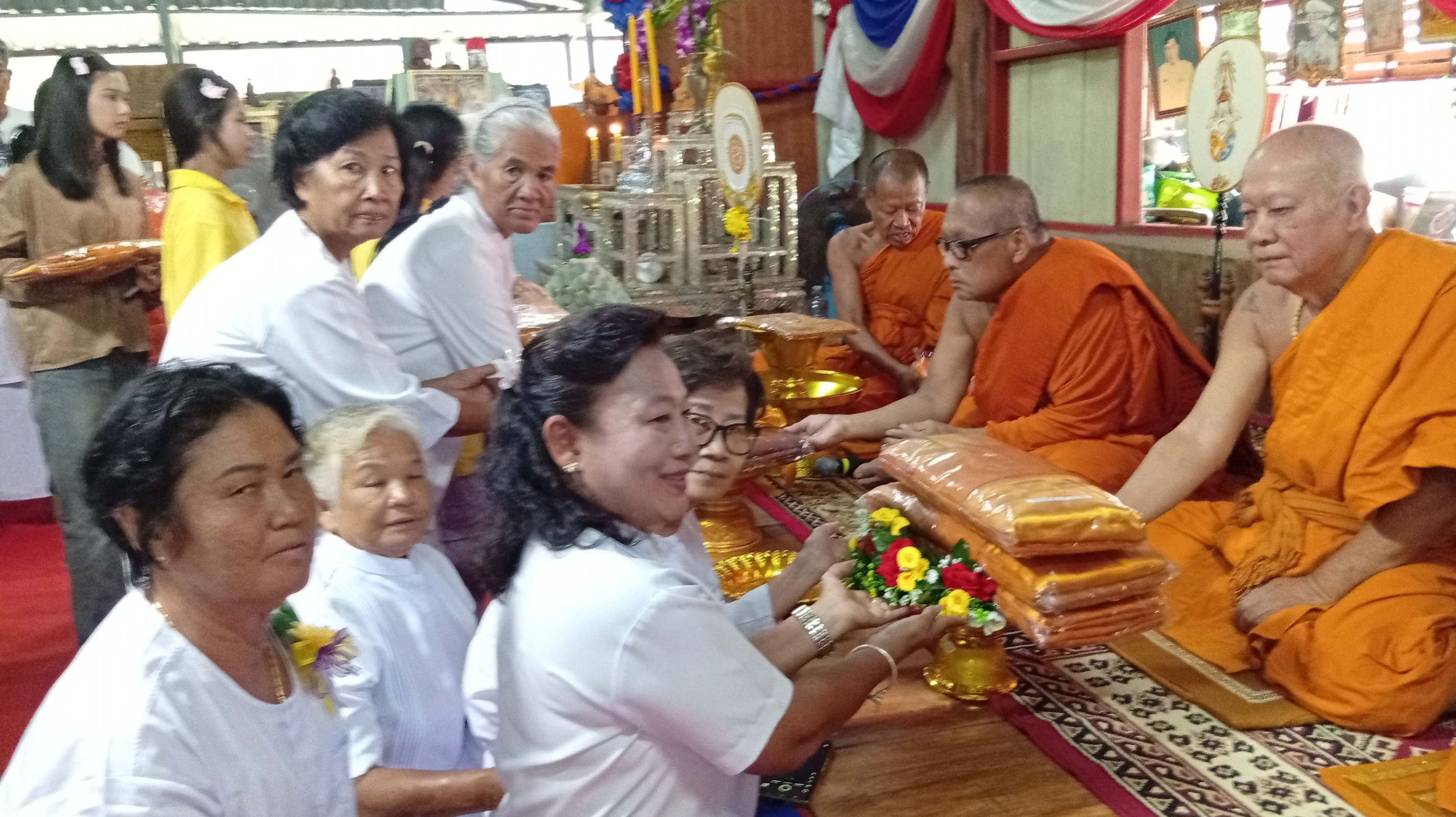 ภาพการถวายปัจจัยวัดปากลำขาแข็ง