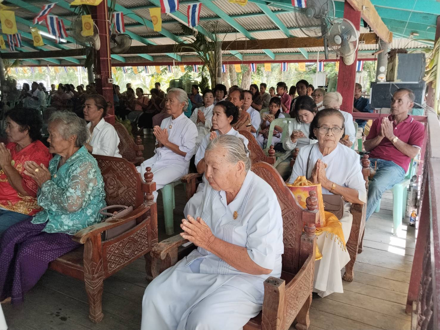 ภาพร่วมพิธีกรรมวัดตะแบกโพรง