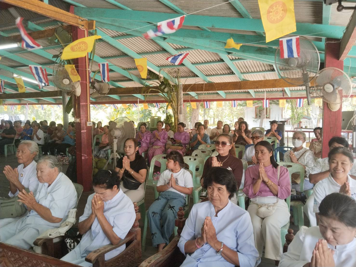 ภาพร่วมพิธีกรรมวัดตะแบกโพรง