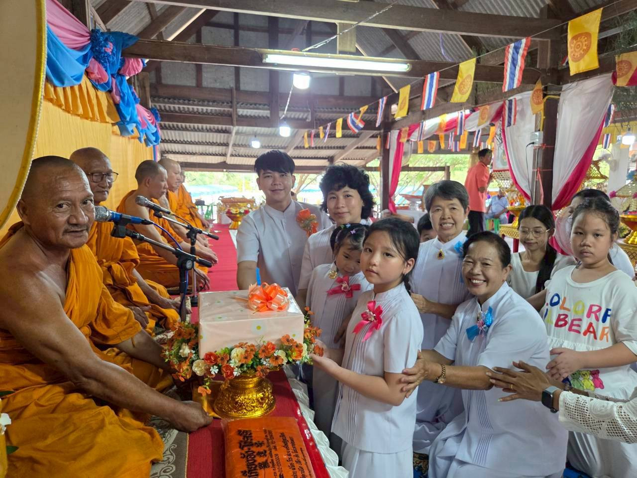 ภาพร่วมพิธีกรรมวัดหนองปุหลก