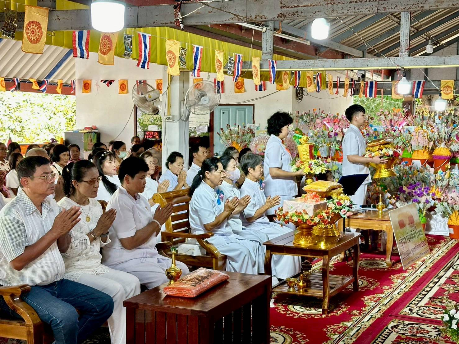 ภาพร่วมพิธีกรรมวัดหนองปุหลก