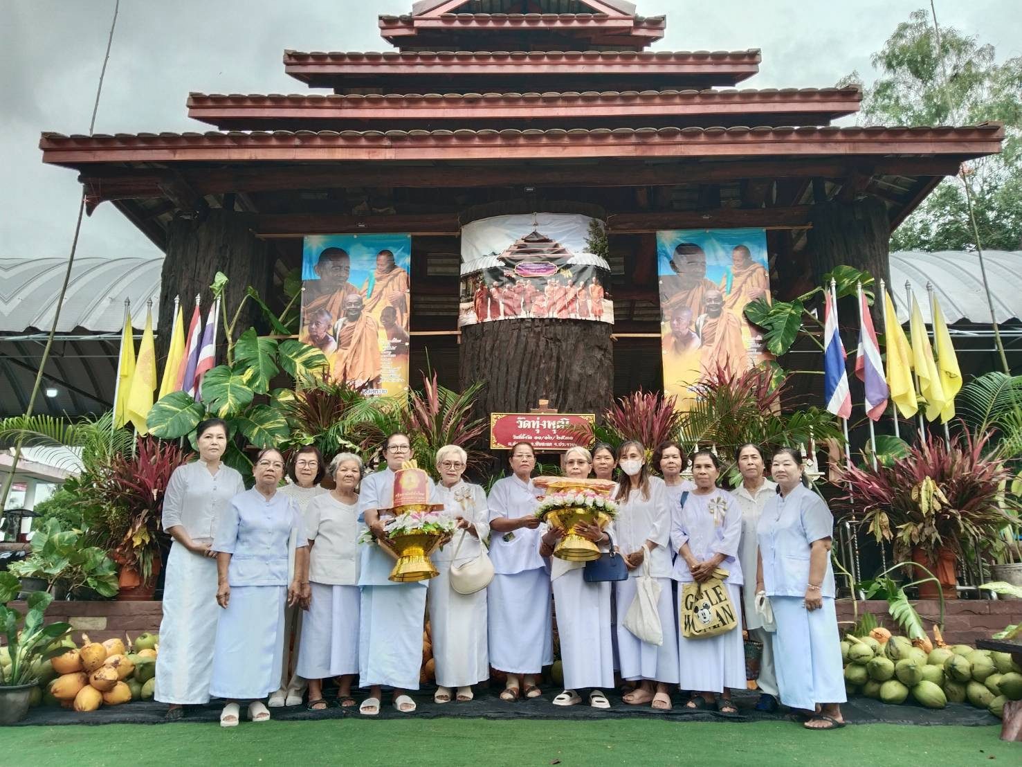 ภาพหมู่ถือพานถวายปัจจัยวัดทุ่งพุฒิ