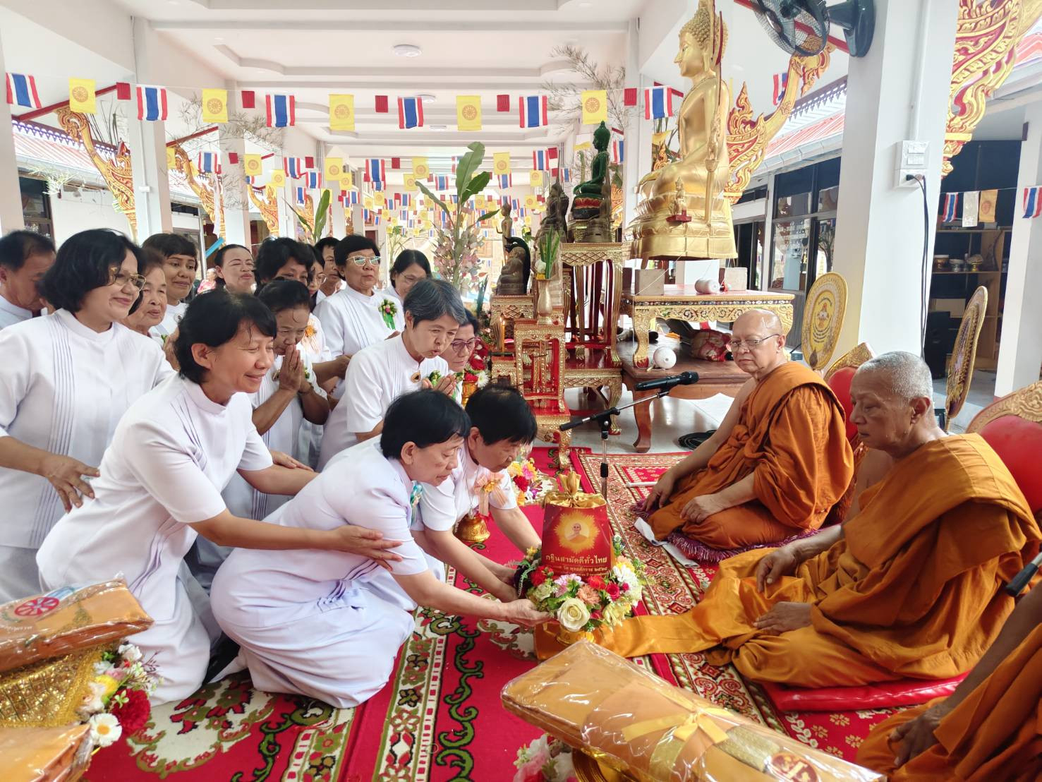 ภาพการถวายปัจจัยวัดนิคมสามัคคี (หนองเสือ)