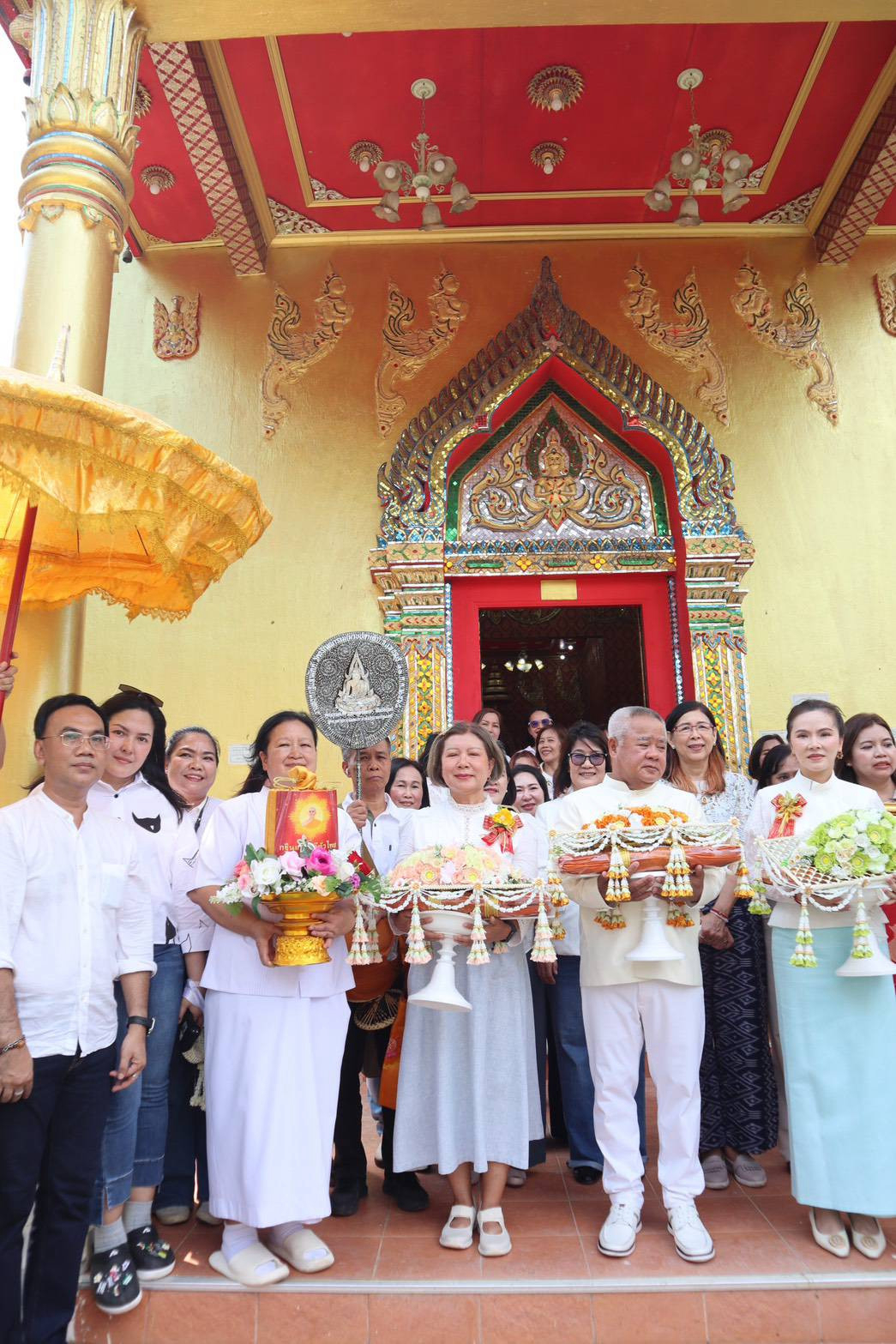 ภาพหมู่ถือพานถวายปัจจัยวัดอรัญญาราม