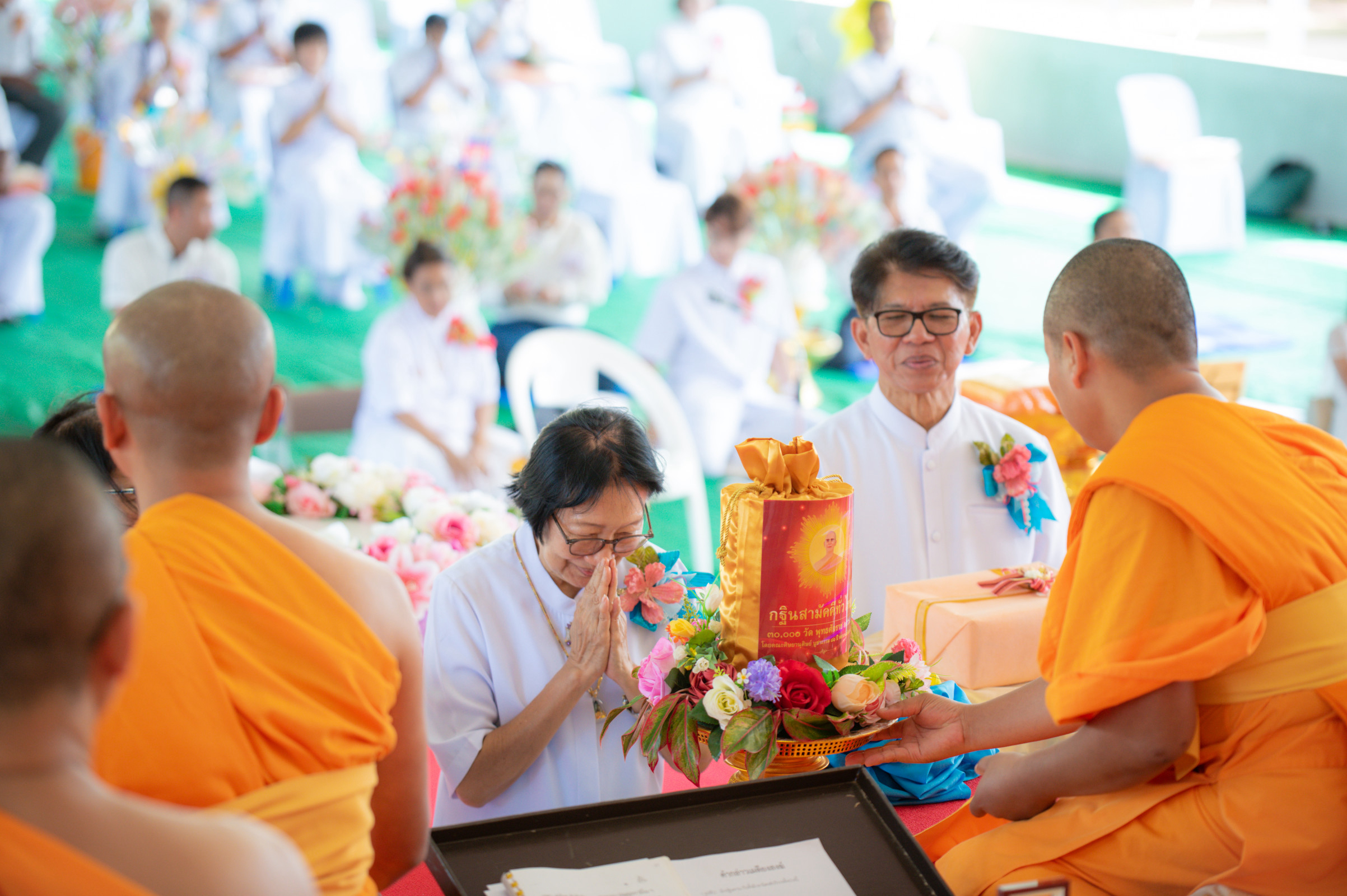 ภาพการถวายปัจจัยธุดงคสถานเขาย้อย เพชรบุรี