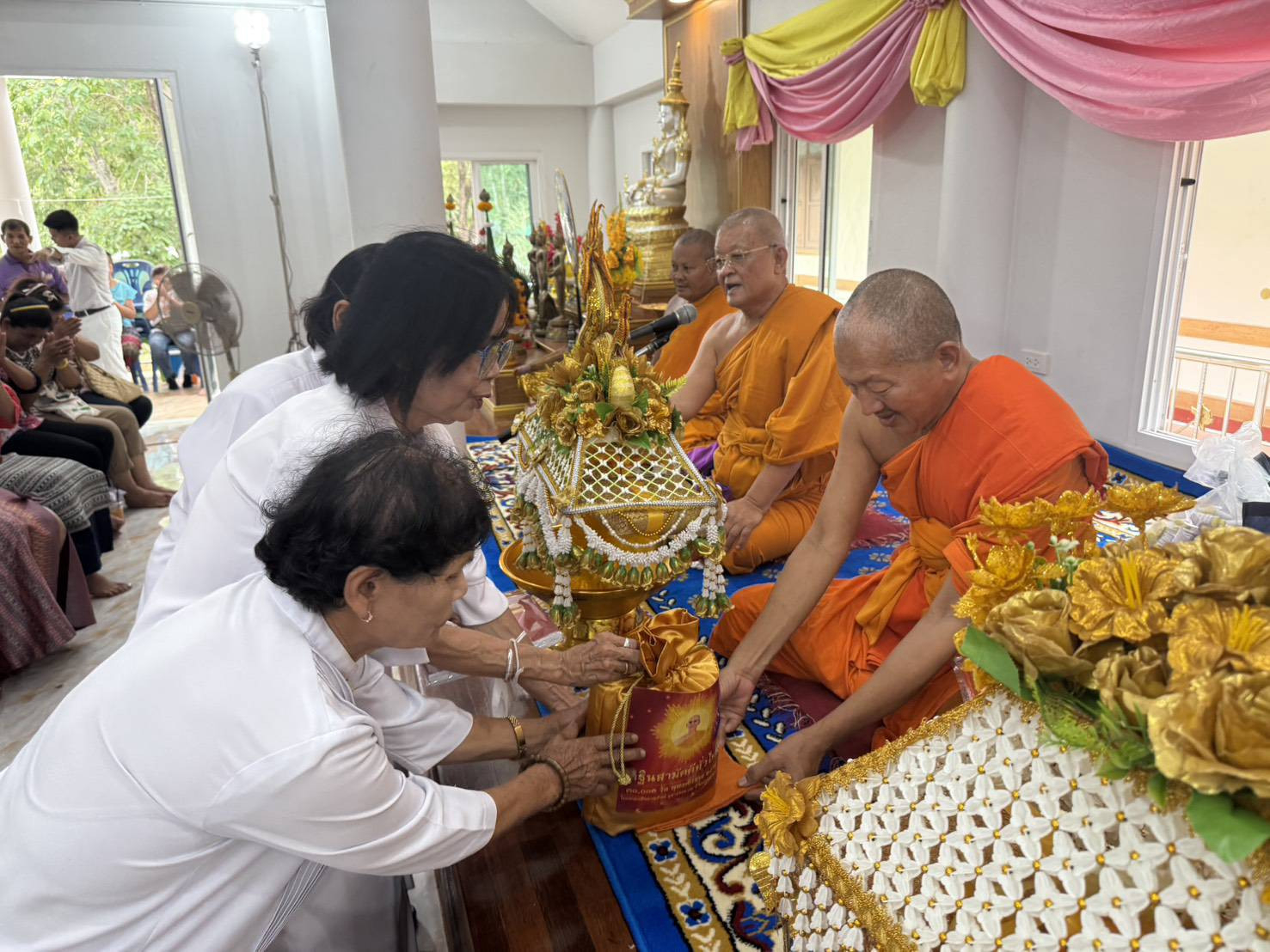 ภาพการถวายปัจจัยสำนักสงฆ์พุทธอุทยานบ้านพุตูม