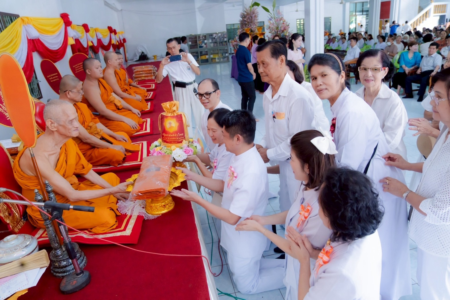 ภาพการถวายปัจจัยวัดเย็นสนิทธรรมาราม