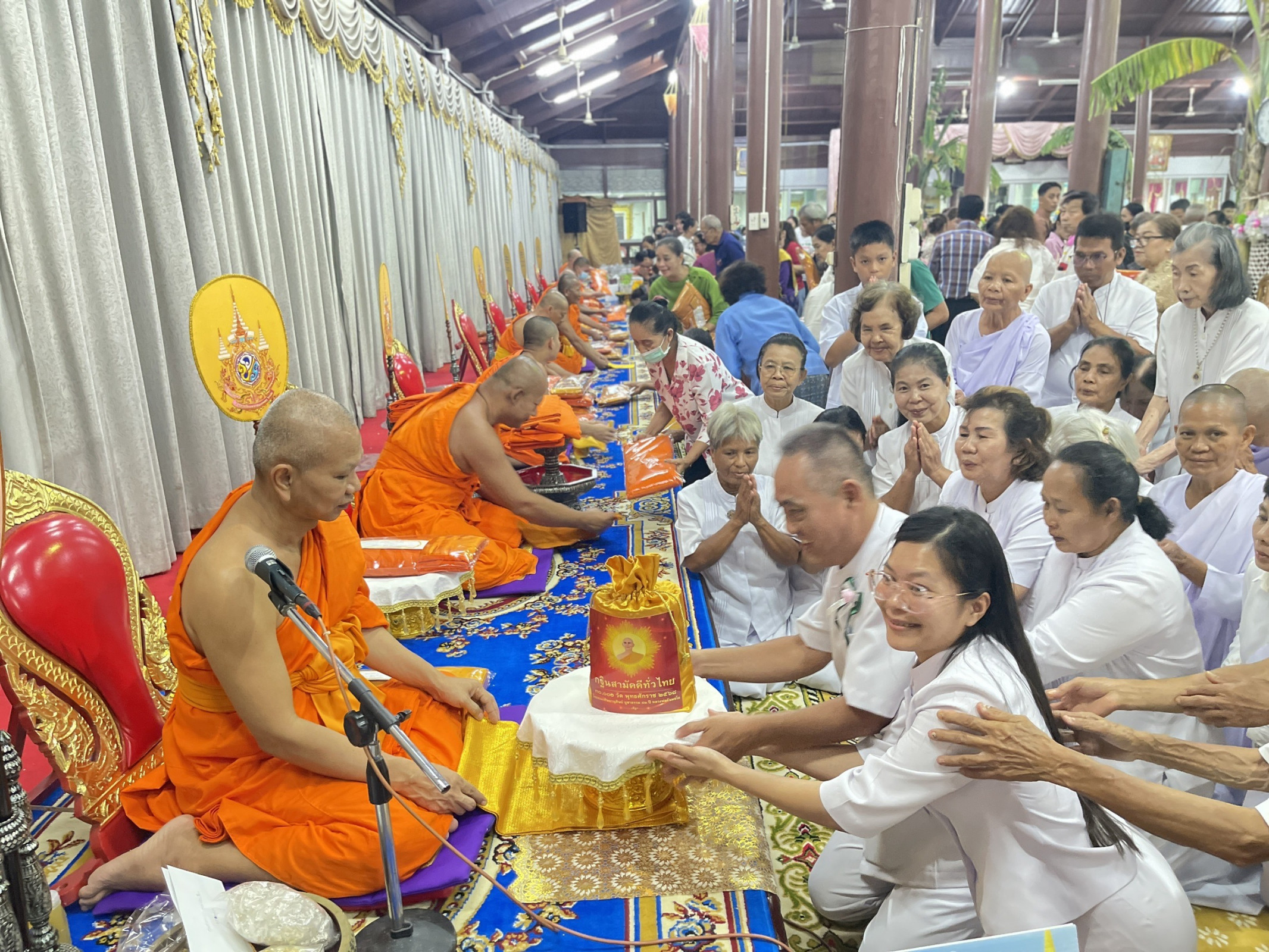 ภาพการถวายปัจจัยวัดเขาช่องพราน