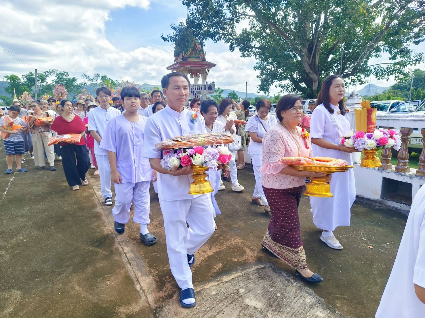 ภาพหมู่ถือพานถวายปัจจัยวัดไทรทองพัฒนา