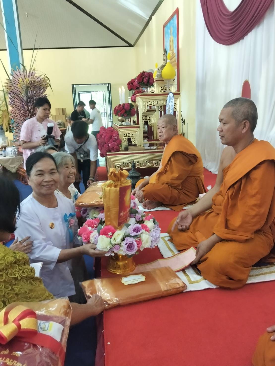 ภาพการถวายปัจจัยวัดพุตะเคียน