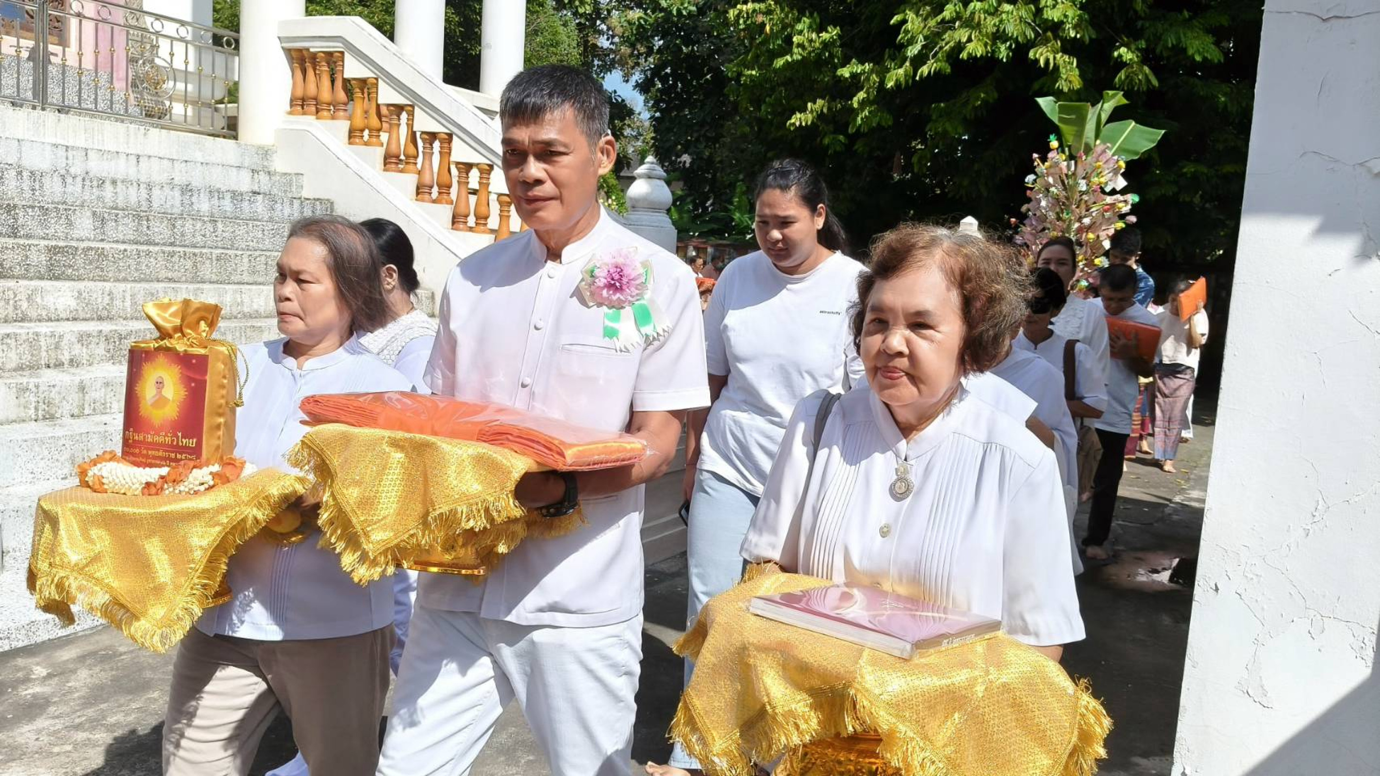 ภาพร่วมขบวนกฐินวัดบ้านหม้อ