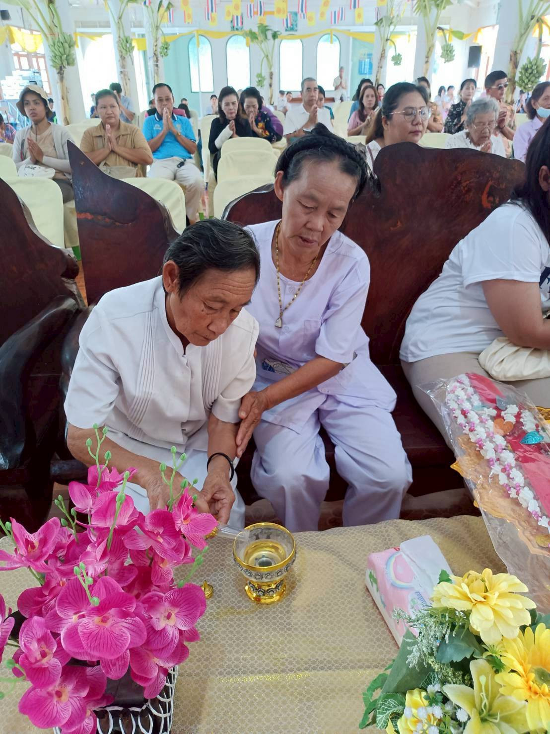 ภาพร่วมพิธีกรรมวัดเขากลิ้ง