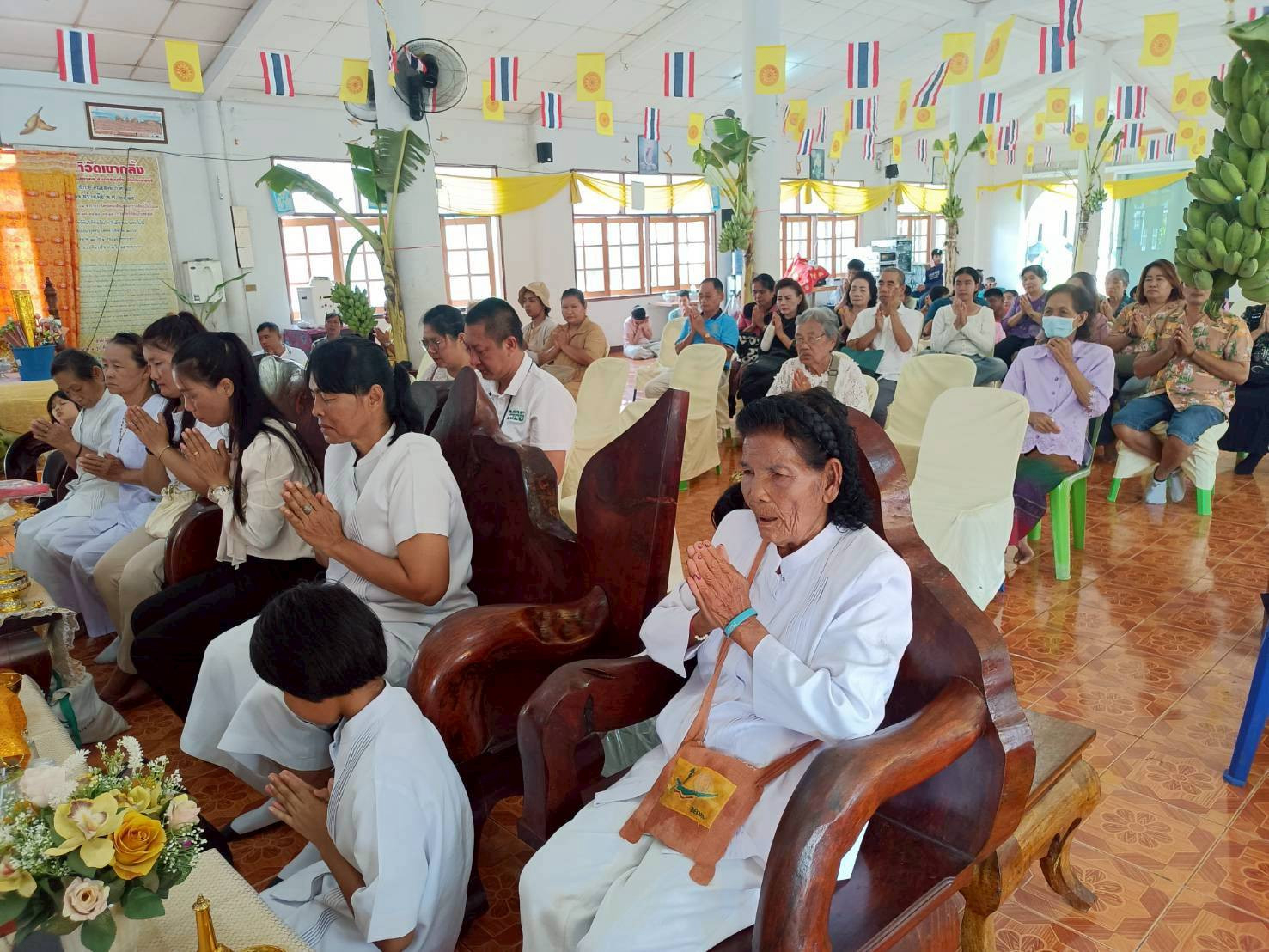 ภาพร่วมพิธีกรรมวัดเขากลิ้ง