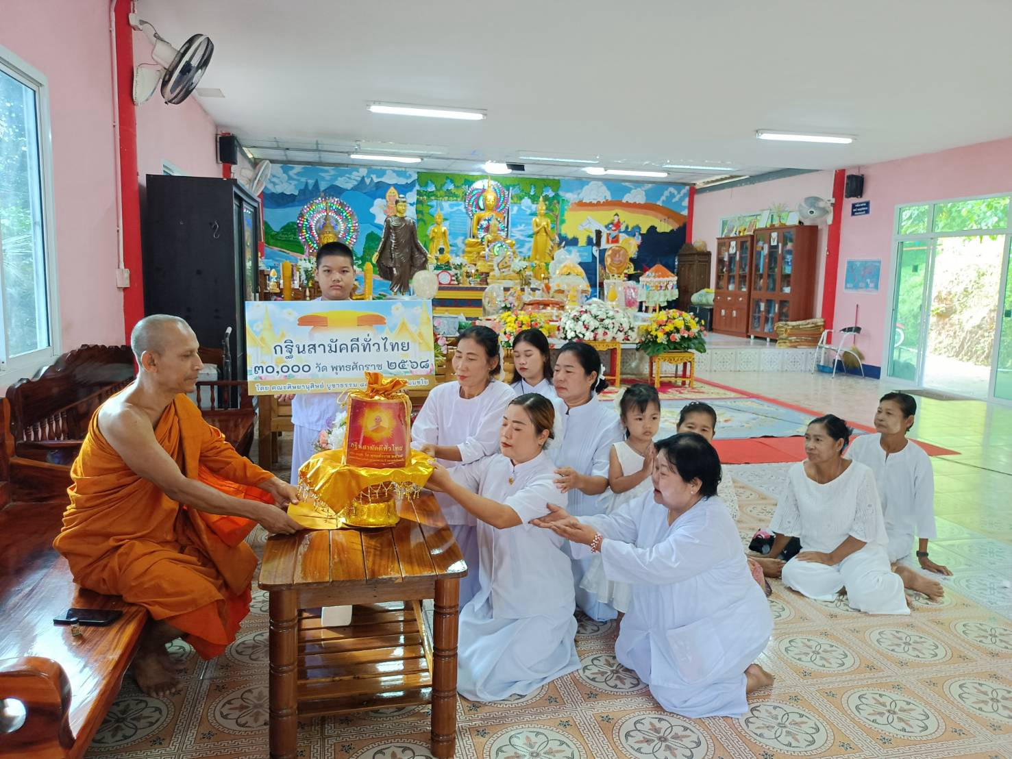 ภาพการถวายปัจจัยที่พักสงฆ์มโนราห์
