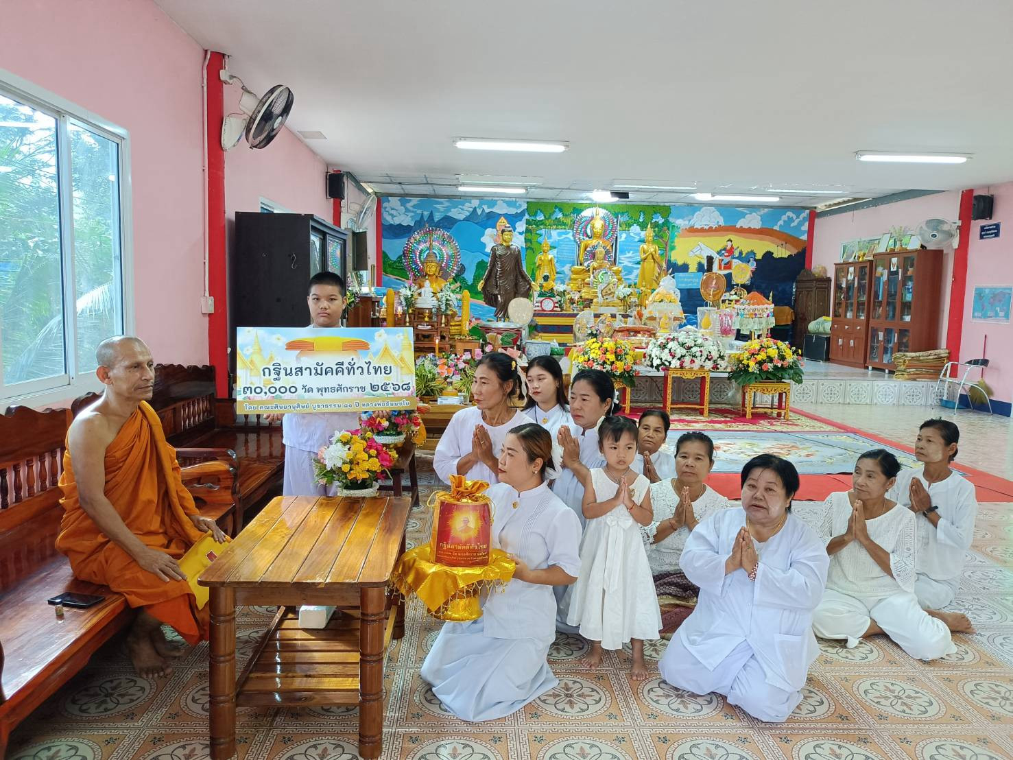 ภาพหมู่ถือพานถวายปัจจัยที่พักสงฆ์มโนราห์