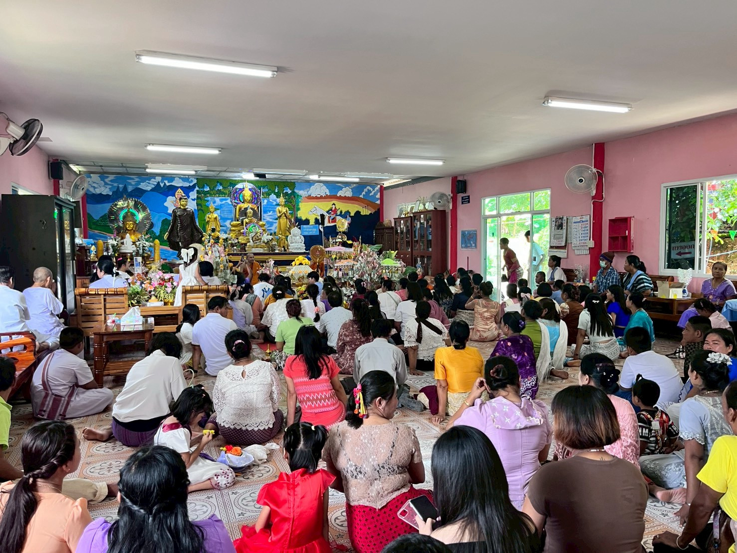 ภาพร่วมพิธีกรรมที่พักสงฆ์มโนราห์