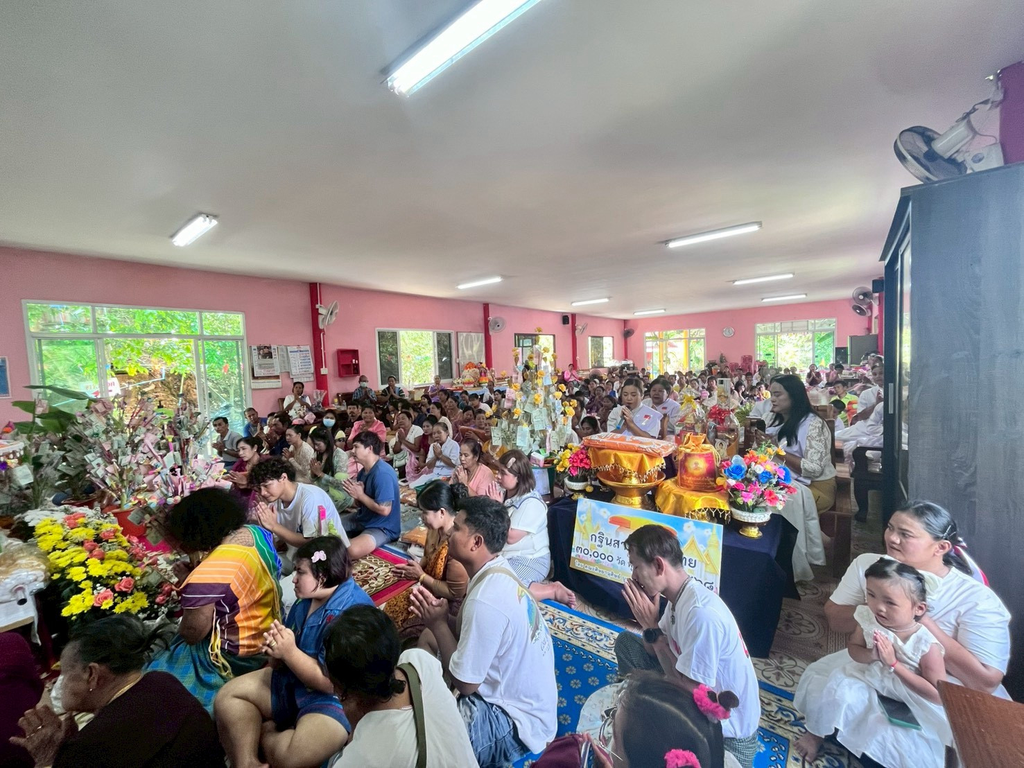 ภาพร่วมพิธีกรรมที่พักสงฆ์มโนราห์